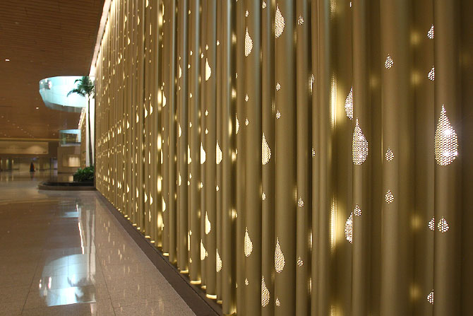The immigration area has been tastefully done, a massive metal curtain with 1000 diyas being the main attraction.