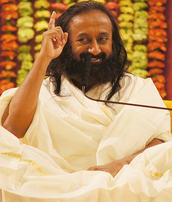 Modi a good man, don't know Rahul, AAP lacks experience: Sri Sri