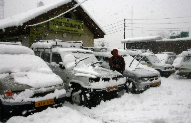 FREEZE FRAME: White-out in Kashmir Valley, again