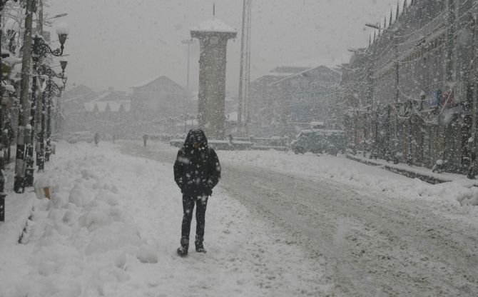 FREEZE FRAME: White-out in Kashmir Valley, again