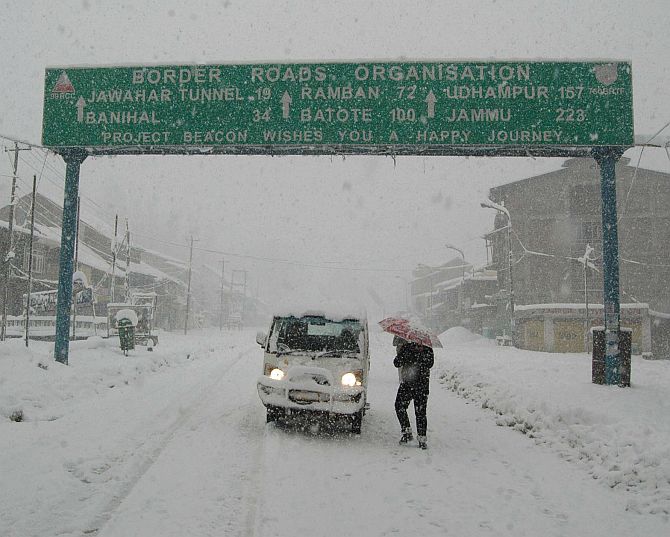 Massive snowfall cuts off Kashmir from rest of India