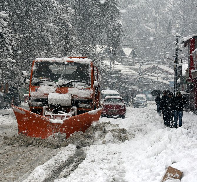 Massive snowfall cuts off Kashmir from rest of India