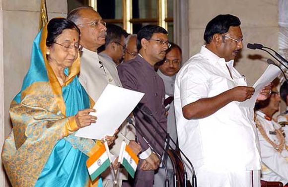 Former president Pratibha Patil administering the oath as Cabinet minister to MK Azhagiri