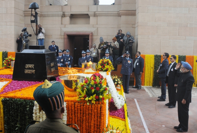 PM Manmohan Singh pays homage at the Amar Jyoti at India Gate on Sunday
