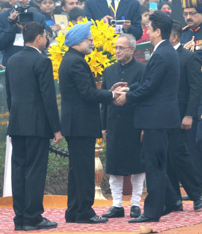 Japanese PM Shinzo Abe and President Pranab Mukherjee being received by the PM at the Republic Day Celebartions in New Delhi 