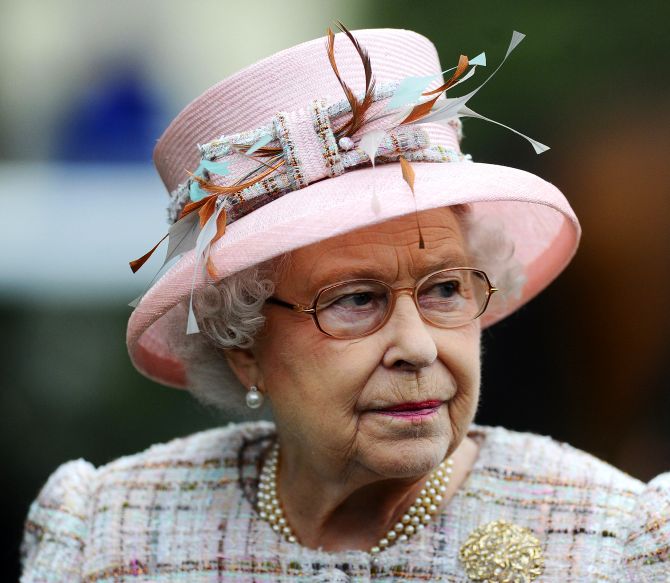 A report by the Commons public accounts committee found that the Queen's advisers were failing to control her finances 