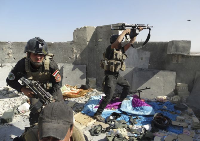 Members of the Iraqi Special Operations Forces take their positions during clashes with the ISIS militants.