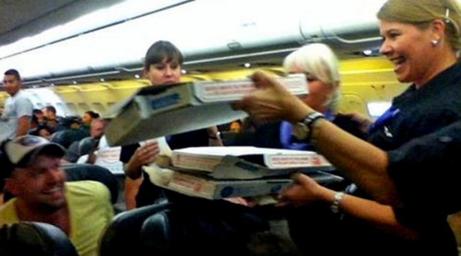 Pilot orders pizza for delayed passengers