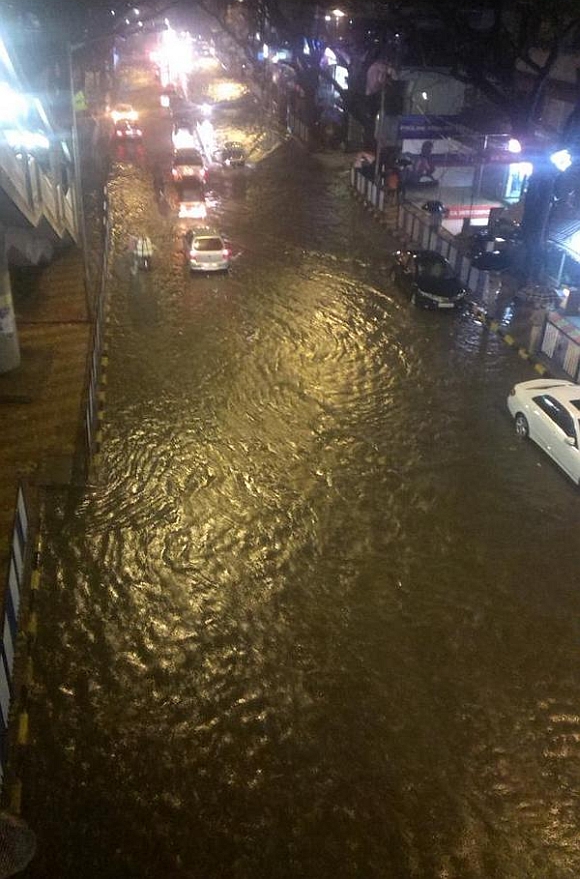 Flooding near the Metro station at S V Road in Andheri 