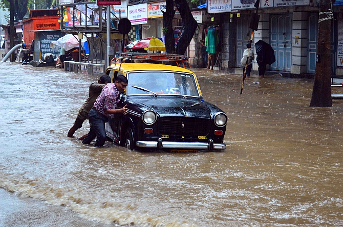 Bumper-to-bumper traffic as non-stop rain hits Mumbai