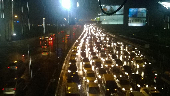 Bumper-to-bumper traffic as non-stop rain hits Mumbai