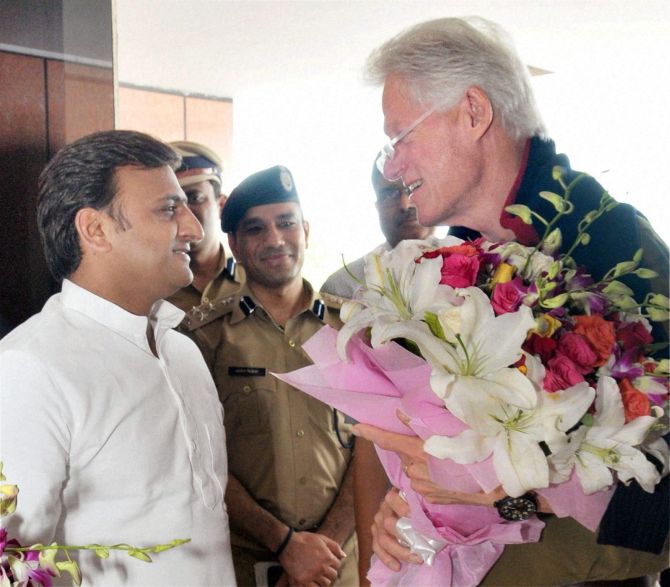 Former US President Bill Clinton being received by UP Chief Minister Akhiesh Yadav on his arrival at Amousi Airport in Lucknow