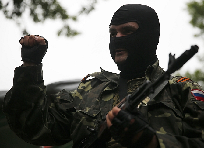 Ukraine vs pro-Russian separatist fighters 