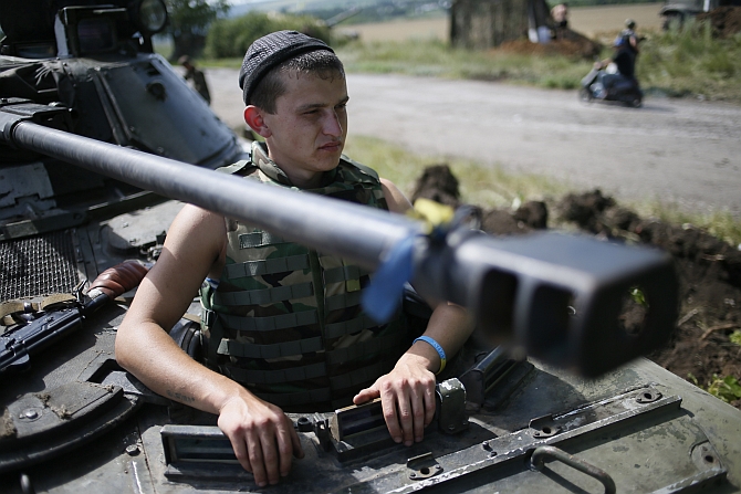 Ukraine vs pro-Russian separatist fighters 