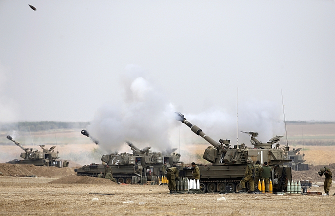Israeli mobile artillery unit fires towards Gaza