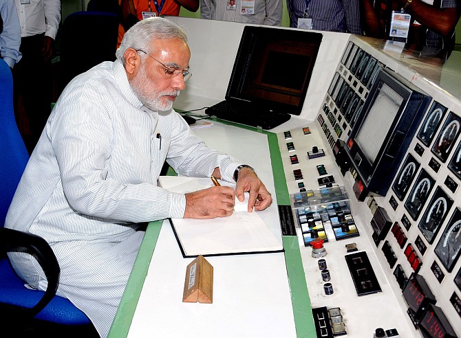 Narendra Modi signing the visitors' book during his visit at the Bhabha Atomic Research Centre