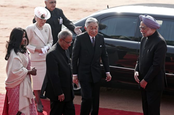 Japan's Emperor Akihito (C) and Empress Michiko (2nd L) arrive to attend their ceremonial reception as India's then Prime Minister Manmohan Singh (R), President Pranab Mukherjee (3rd R), his daughter Sharmistha (L) watch at the forecourt of India's presidential palace Rashtrapati Bhavan in New Delhi December 2, 2013.