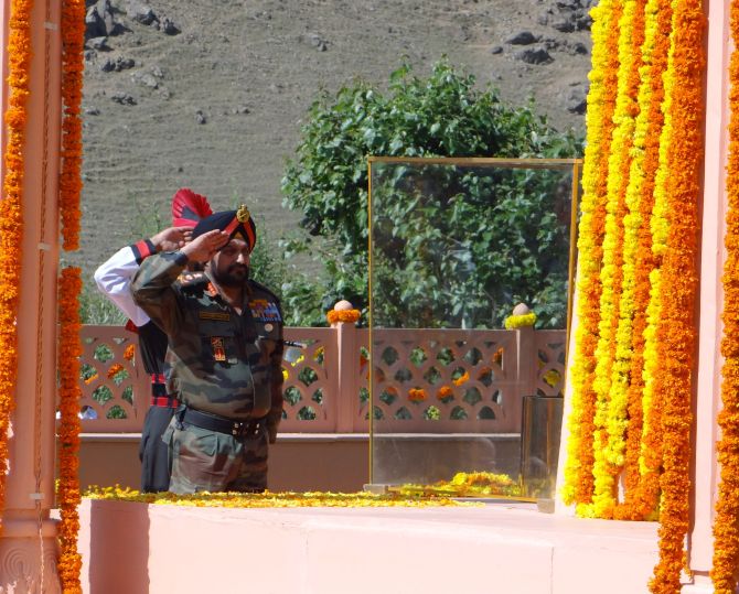 General Bikram Singh salutes the heroes of the Kargil war on the 15th anniversary of Operation Vijay Diwas.