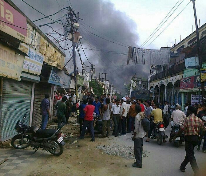 A mob ransacks shopsin the district