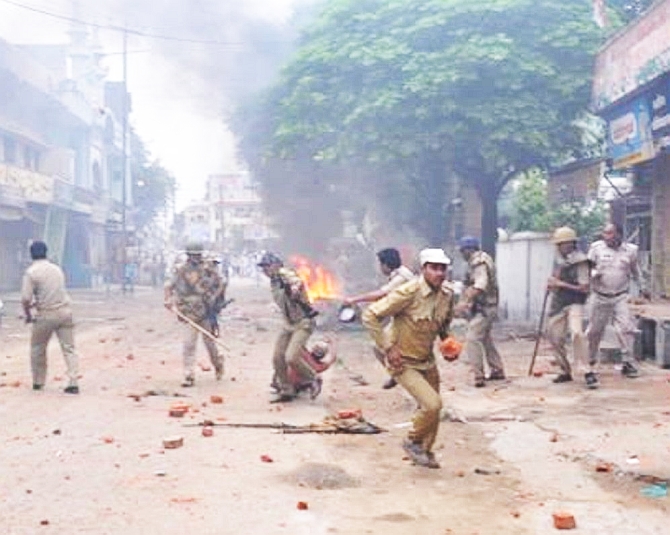 Police clash with the locals in Saharanpur 
