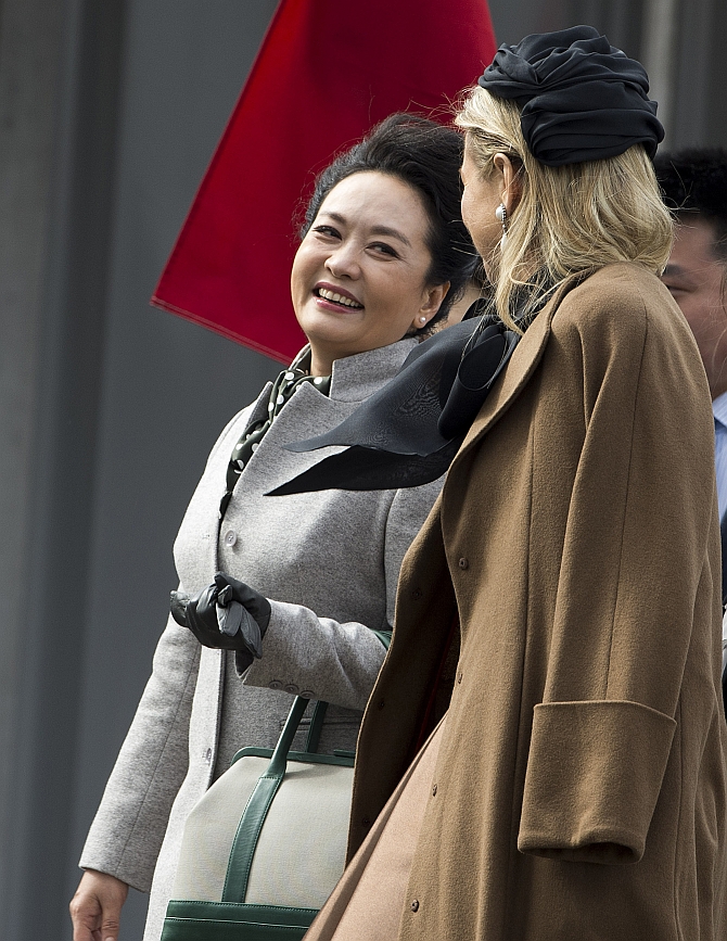  Peng Liyuan, the wife of China's President Xi Jinping, talks to Queen Maxima of the Netherlands