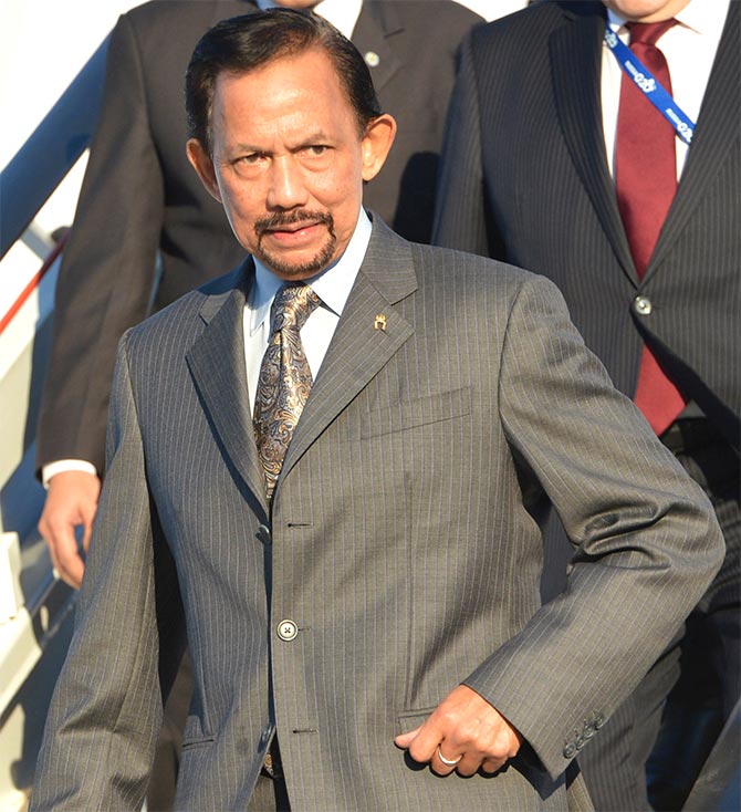 Brunei's Sultan Hassanal Bolkiah (front) leaves an airplane as he arrives a day before the G20 Summit in St. Petersburg.