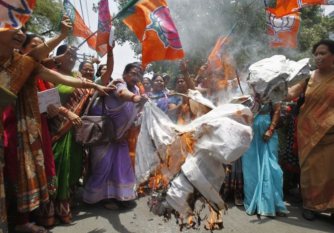 BJP workers burn an effigy of CM Akhilesh Yadav.