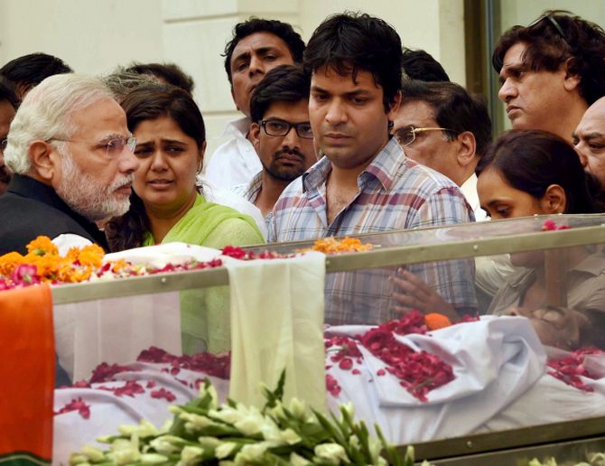 PM Narendra Modi pays homage to Gopinath Munde after his body was brought to the BJP headquarters at Akbar Road.