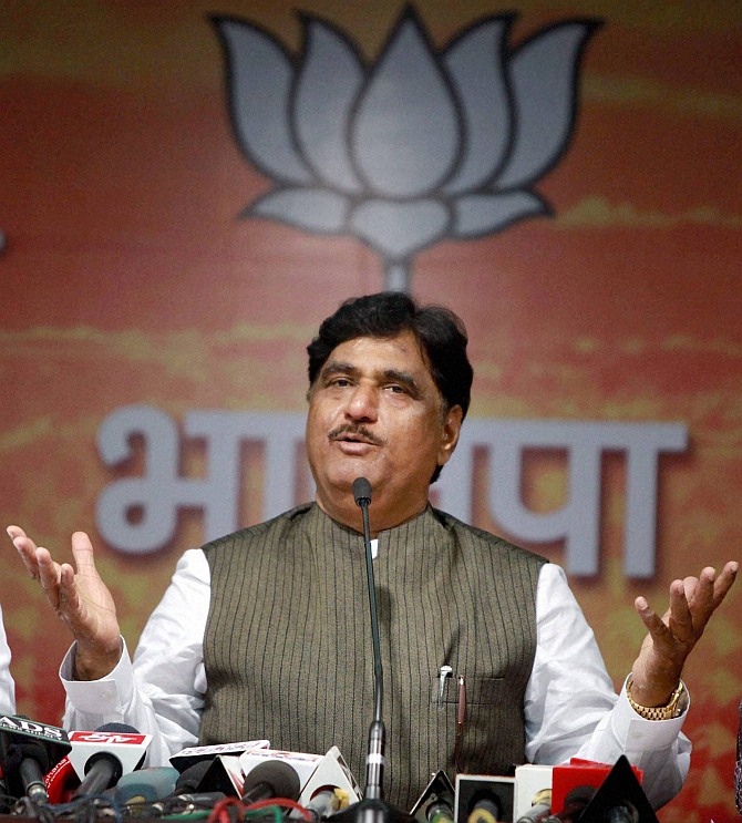 Minister Gopinath Munde killed in road accident