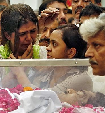 Pankaja Munde next to the body of her father