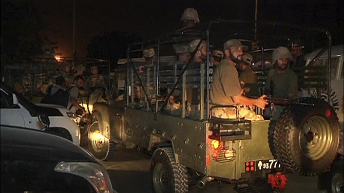 Soldiers arrive at the Karachi airport to battle terrorists 