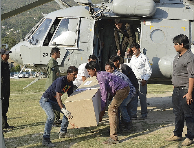 The body of a student is loaded onto an Indian Army helicopter at Mandi helipad in Himachal Pradesh
