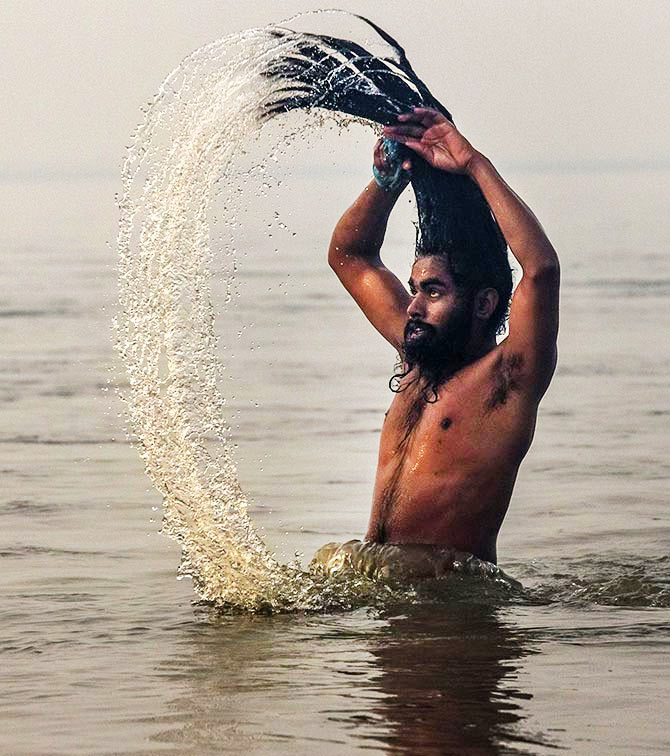 A pandit takes a dip in the Ganga. 