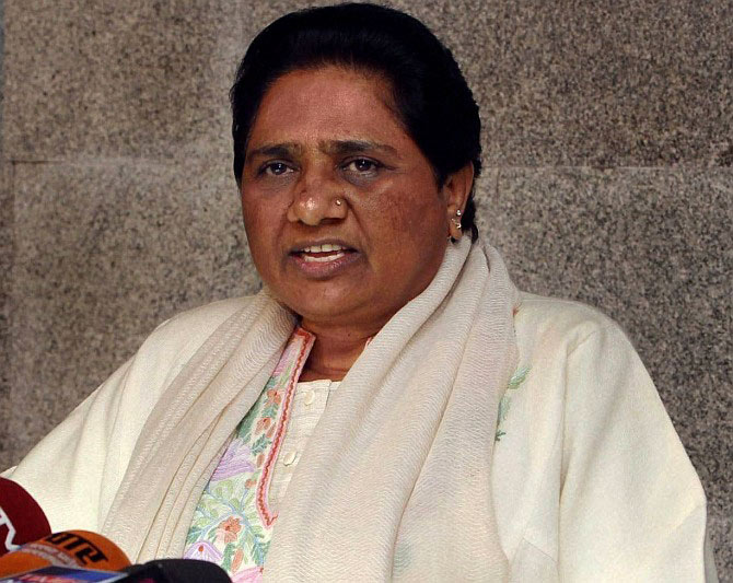 Mayawati bats for Hindi
