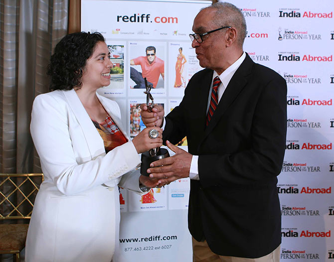 Anuradha Bhagwati receiving the award from Rediff.com Founder and CEO Ajit Balakrishnan
