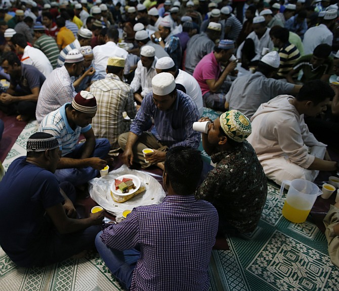 Muslim world begins Ramzan fasting