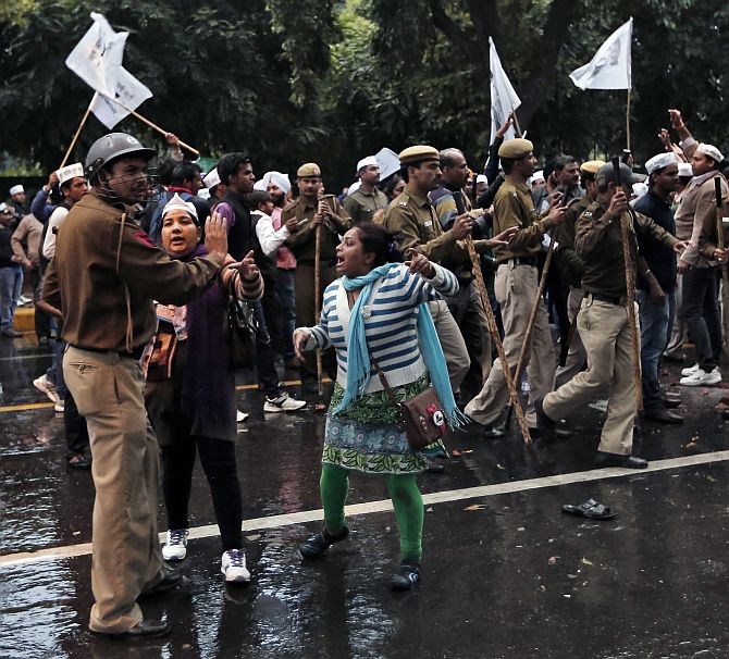 AAP supporters argue with a policeman during the protest