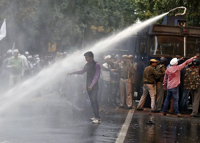 Police use water cannon to disperse AAP supporters