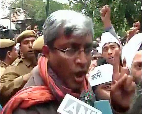 AAP member Ashutosh protests outside BJP's office in Delhi