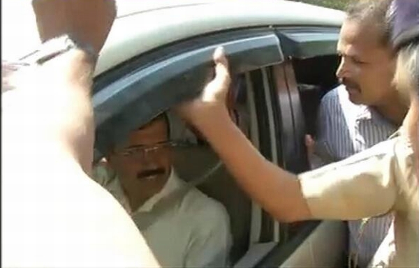 Arvind Kejriwal stopped by the Gandhinagar police