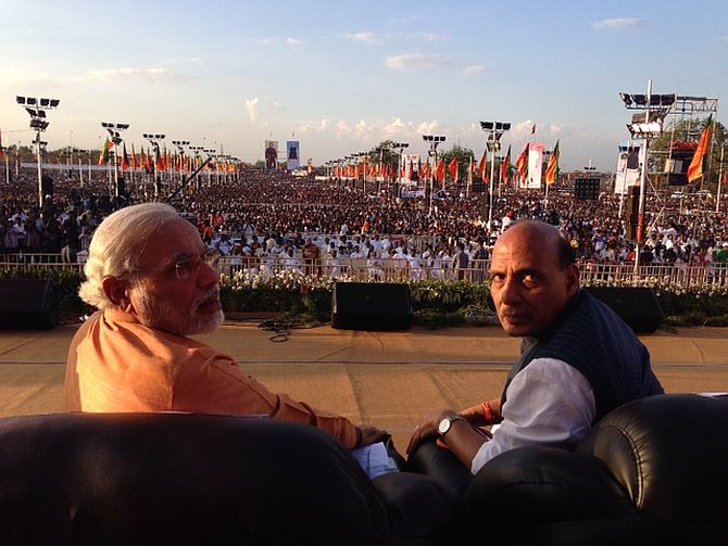 Rajnath Singh and Narendra Modi during a Yuva Kamal Conference at Tiruchirappalli, Tamil Nadu