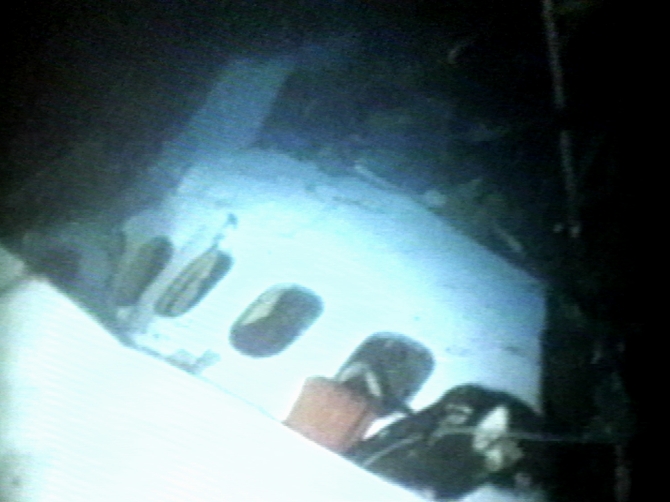 The wreckage of Swissair Flight 111 is filmed by divers from the USS Grapple off the coast of Novia Scotia September 20