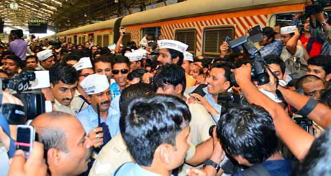 AAP leader Arvind Kejriwal is literally mobbed at Churchgate station