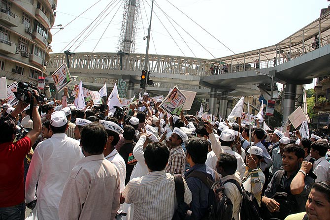 Hundreds of Mumbaikars gathered to get a glimpse of Arvind Kejriwal as his procession wended its way trough South Mumbai.