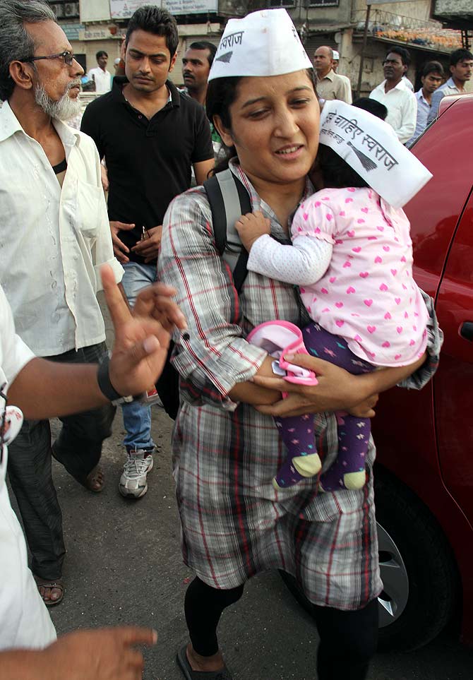 An AAP supporter with her baby joined Kejriwal's rally at Byculla, South Mumbai, and accompanied him to Govandi, North East Mumbai.