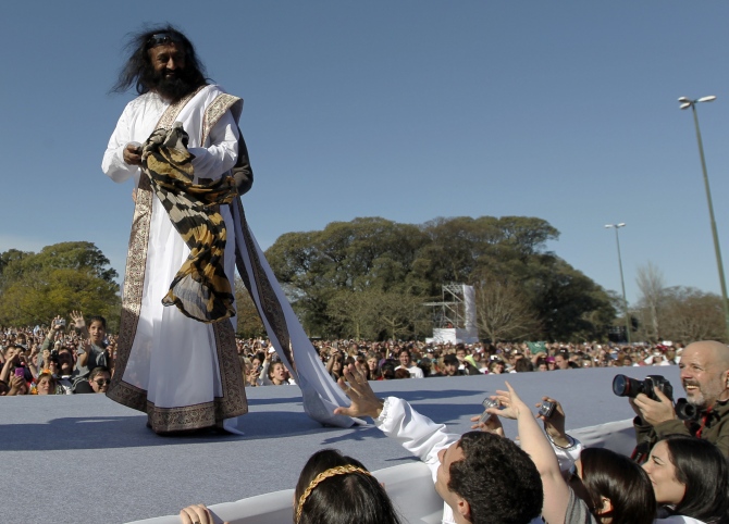 Sri Sri Ravi Shankar acknowledges his followers before an open-air meditation day organized by the Art of Living foundation in Buenos Aires.