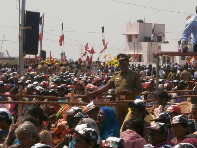 The crowds kept roaring 'yes' everytime they were asked if they will throw the UPA and DMK out.