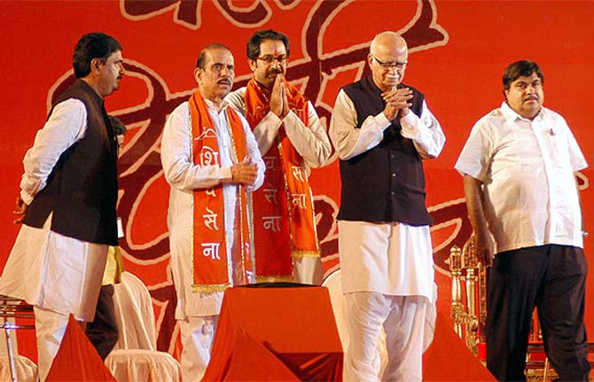 BJP's Nitin Gadkari, Advani and Gopinath Munde with Shiv Sena leaders Uddhav Thackeray and Manohar Joshi