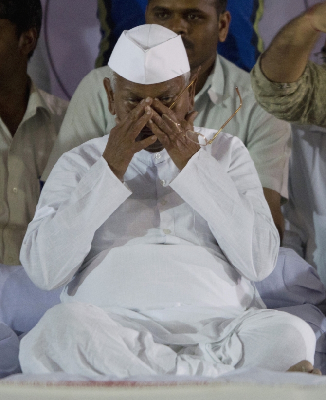 Anti-corruption activist Anna Hazare wipes his eyes after ending his fast in Mumbai in Decemver 2011