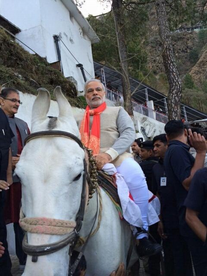 Narendra Modi visits Vaishnodevi shrine